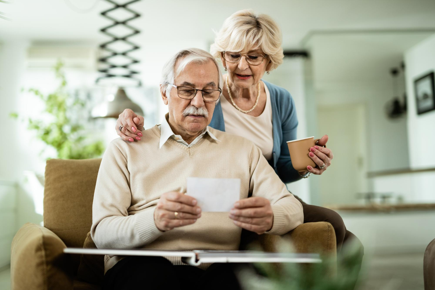 Les Pros et Cons d'Investir dans les Résidences pour Seniors : Un Guide Complet